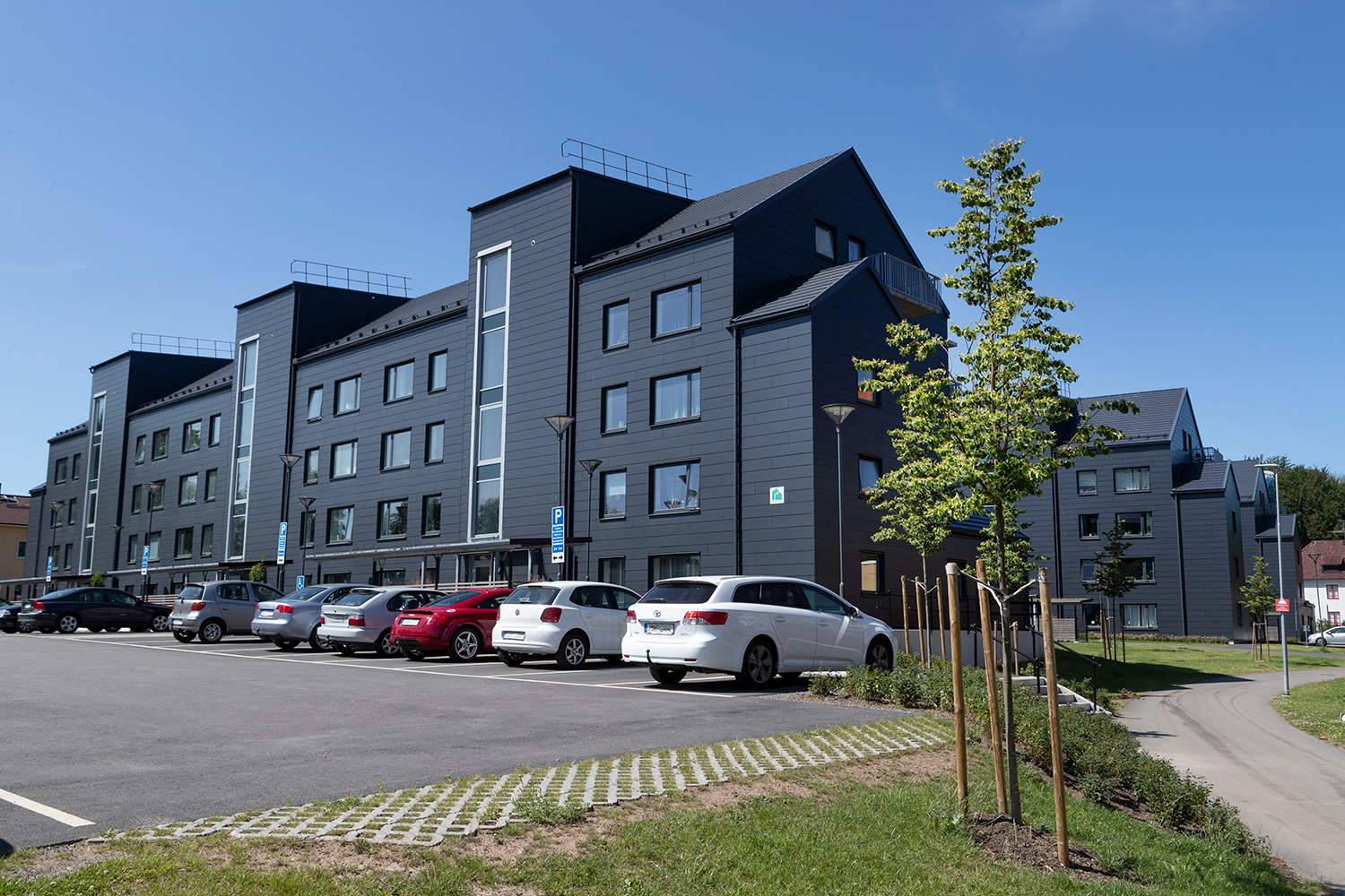 Ekedal i Skövde Svarta hus med fyra våning. Bilar som står på en parkering framför. Foto: Mikael Ljungström/Scandphoto