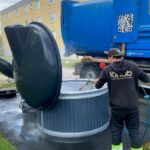 Medarbetare på Kinab högtryckstvättar kärl
