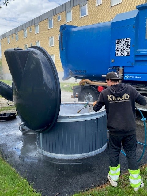 Medarbetare på Kinab högtryckstvättar kärl