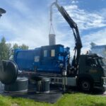 Kranbil lyfter och tvättar kärl