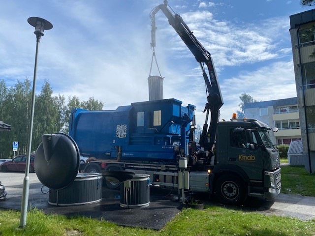 Kranbil lyfter och tvättar kärl